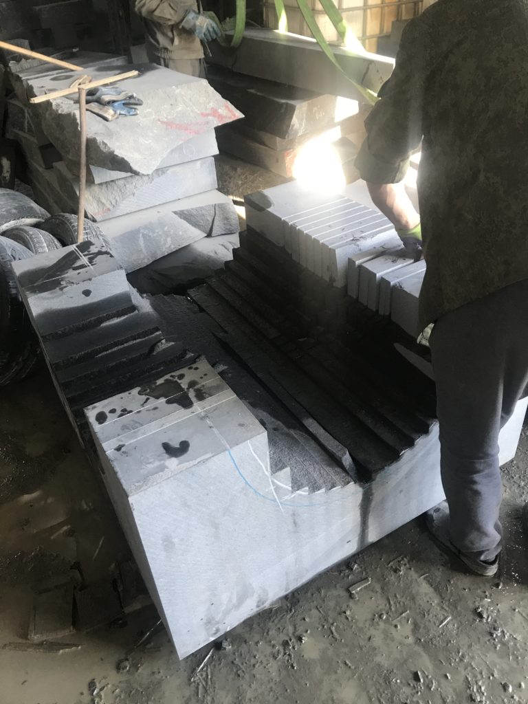 Надгробный монумент в виде часовни 6