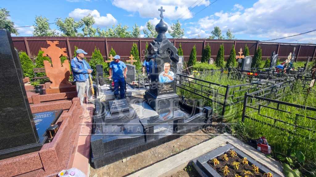 Надгробный комплекс из двух могил с цветным портретом 8 Надгробный комплекс из двух могил с цветным портретом 5