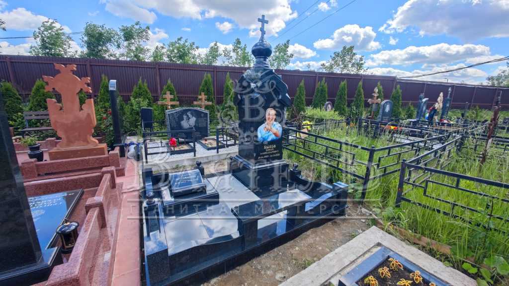 Надгробный комплекс из двух могил с цветным портретом 17 Надгробный комплекс из двух могил