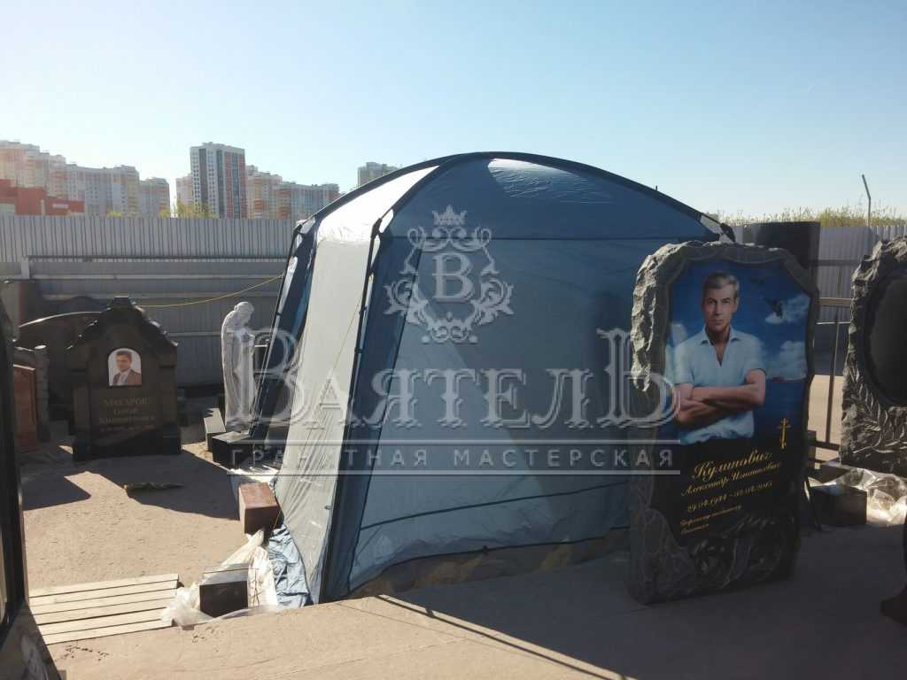 Монументальный надгробный комплекс с кованной крышей