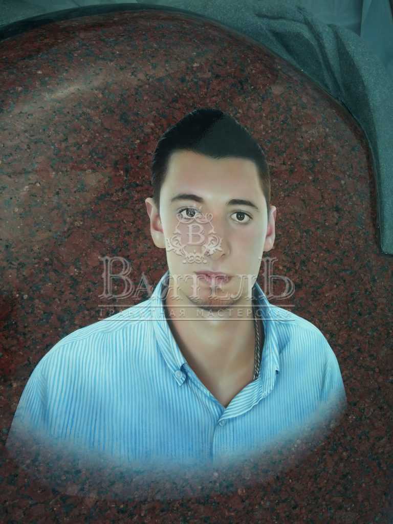 Монументальный надгробный комплекс с кованной крышей