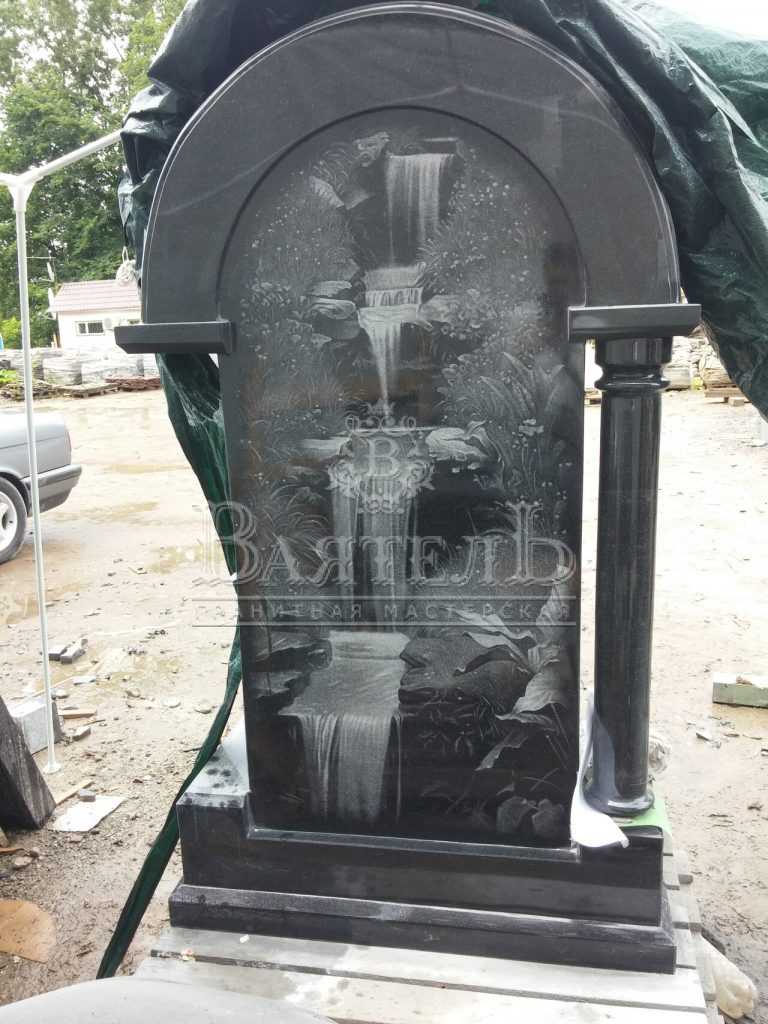 Монументальный надгробный комплекс с кованной крышей