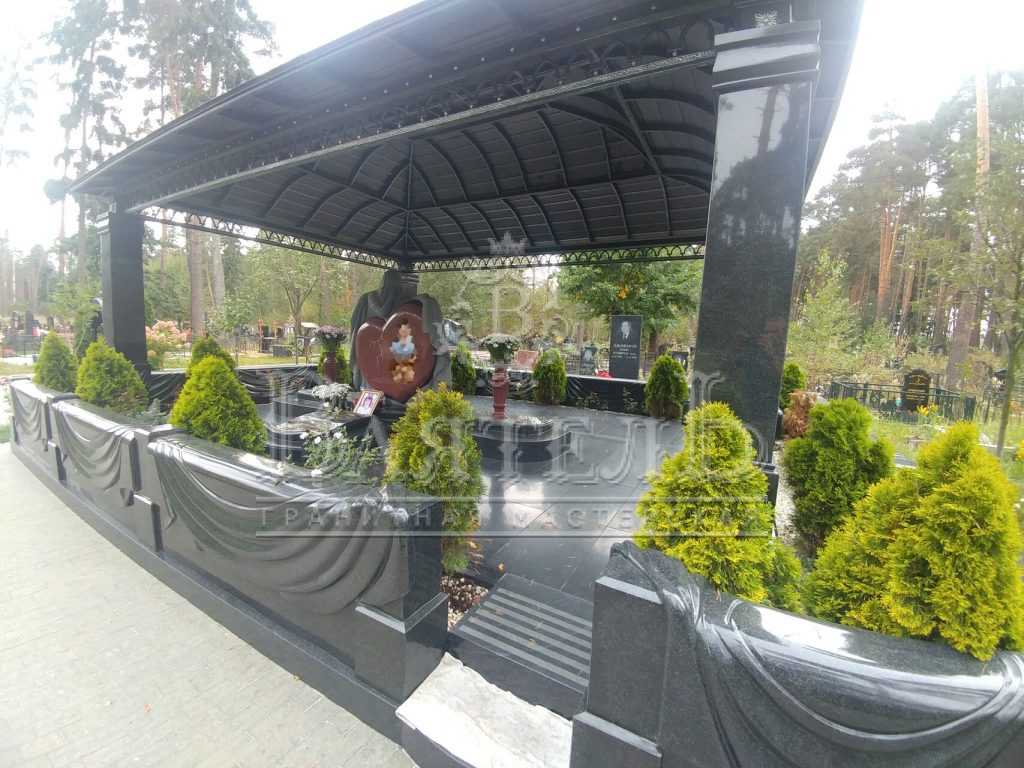 Монументальный надгробный комплекс с кованной крышей