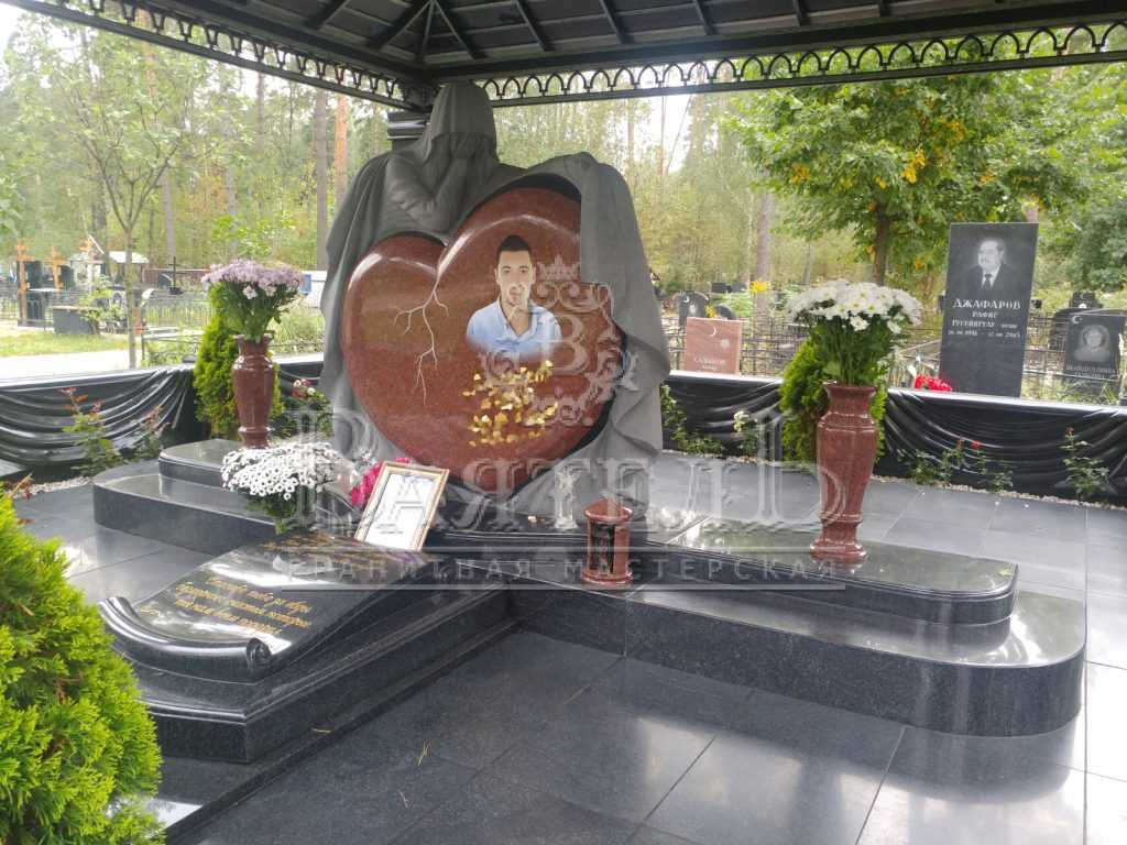 Монументальный надгробный комплекс с кованной крышей