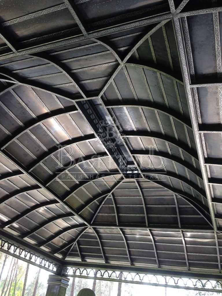 Монументальный надгробный комплекс с кованной крышей