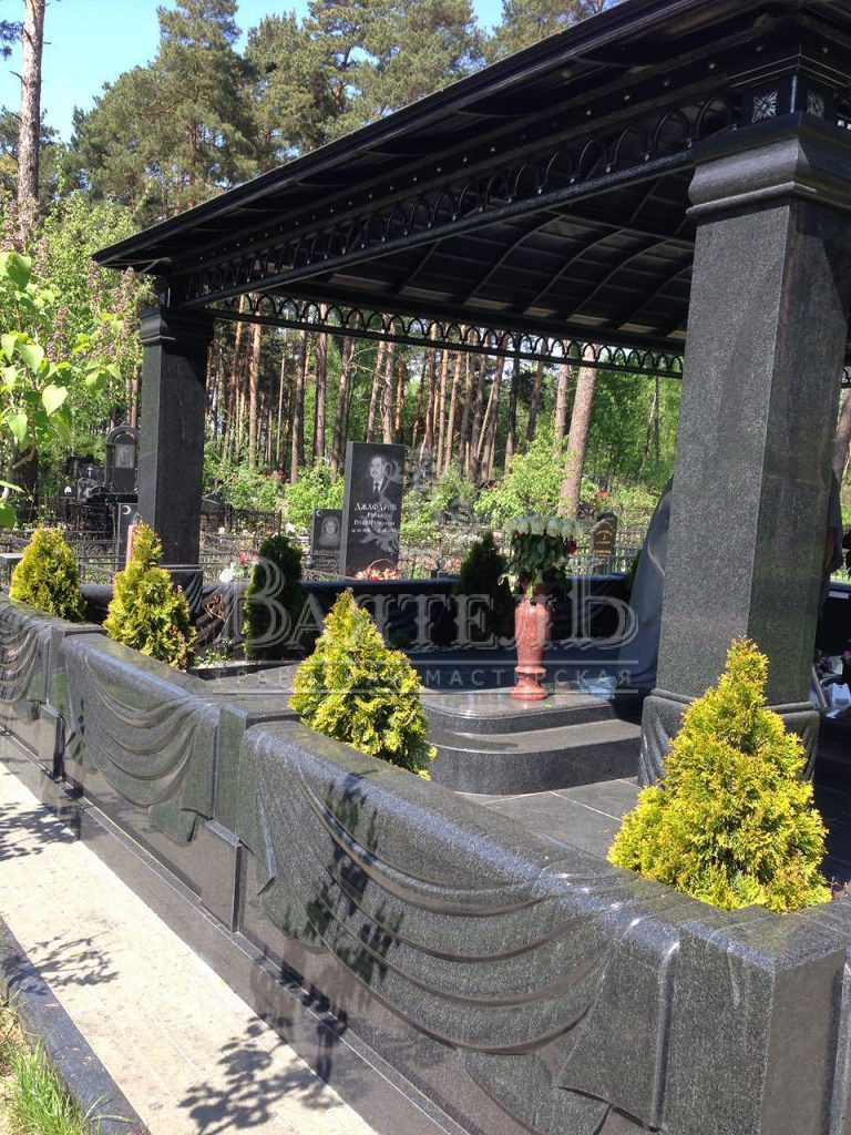 Монументальный надгробный комплекс с кованной крышей