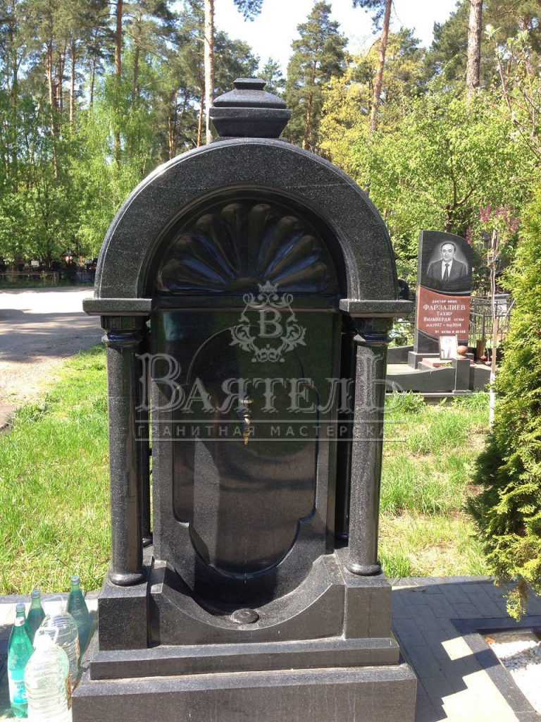 Монументальный надгробный комплекс с кованной крышей