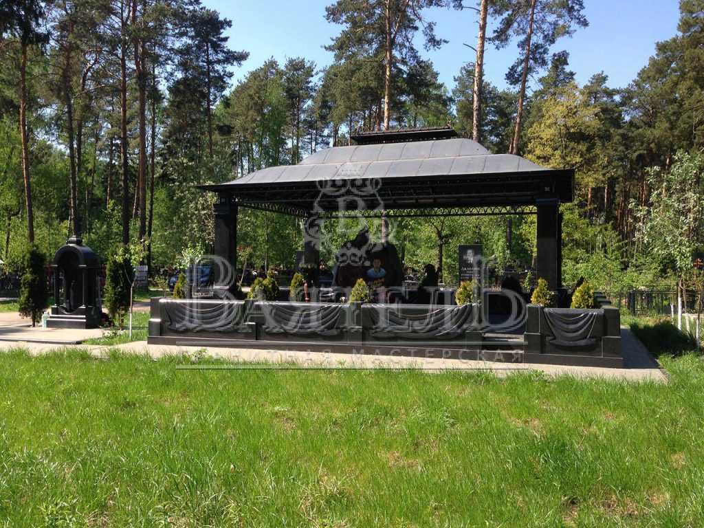 Монументальный надгробный комплекс с кованной крышей