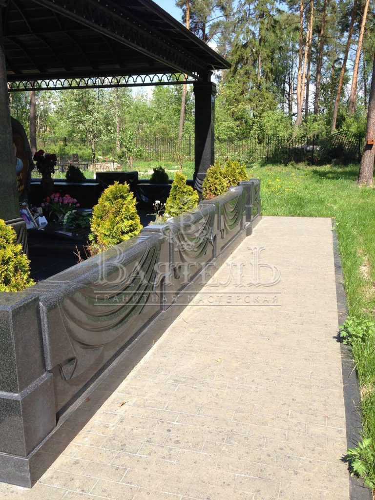 Монументальный надгробный комплекс с кованной крышей