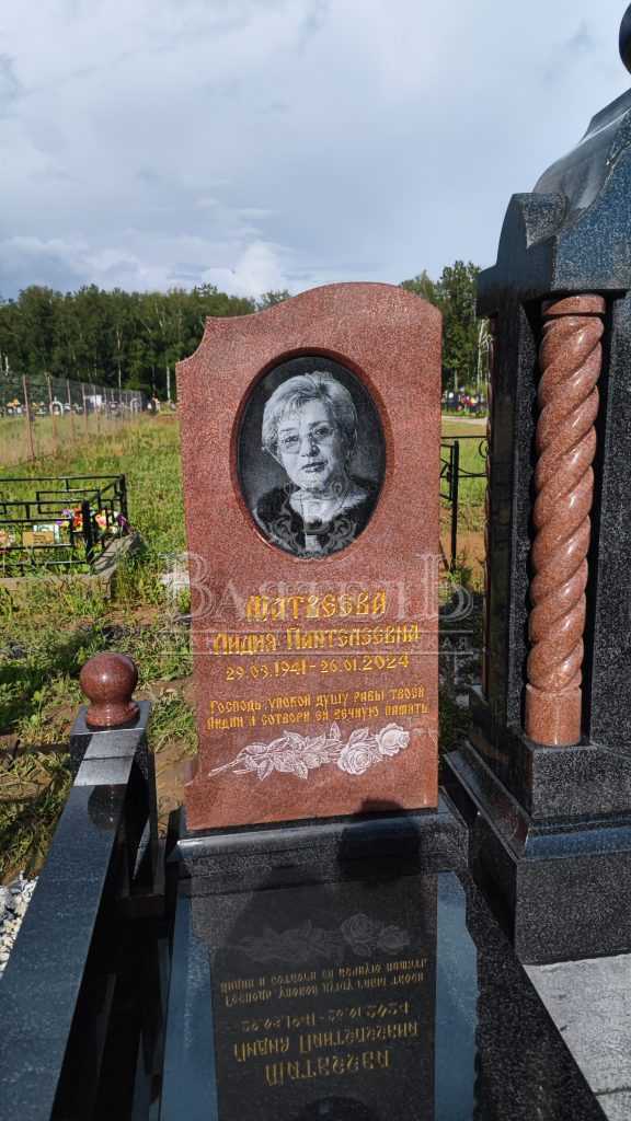 Надгробный комплекс с VIP-портретом и иконой