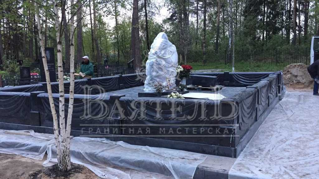 Монументальный надгробный комплекс с кованной крышей