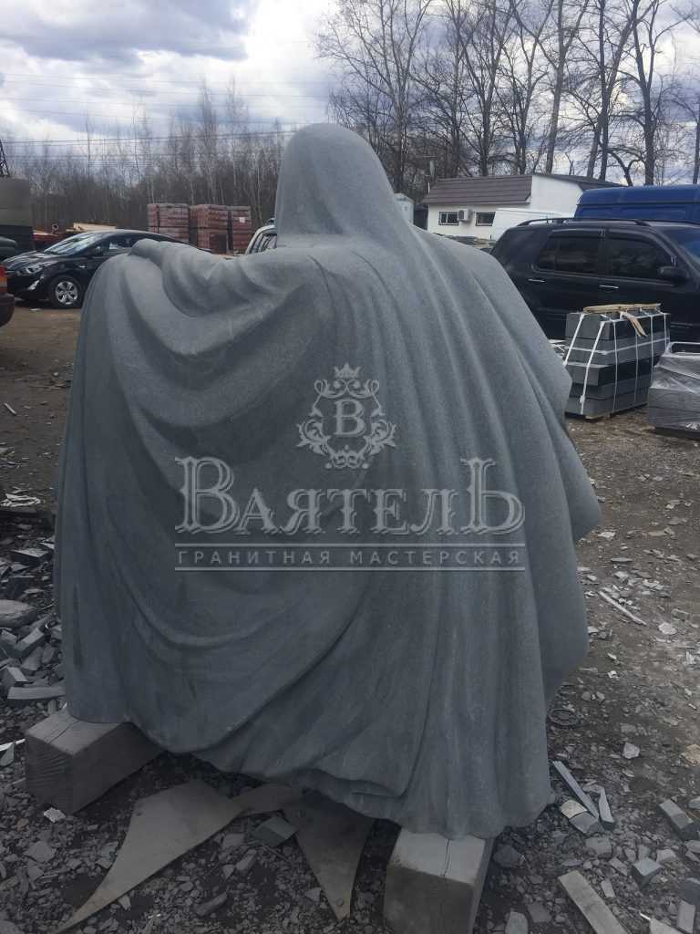 Монументальный надгробный комплекс с кованной крышей