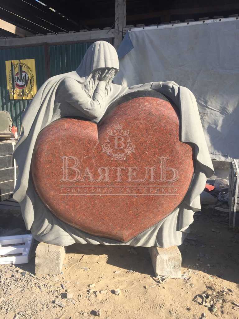 Монументальный надгробный комплекс с кованной крышей