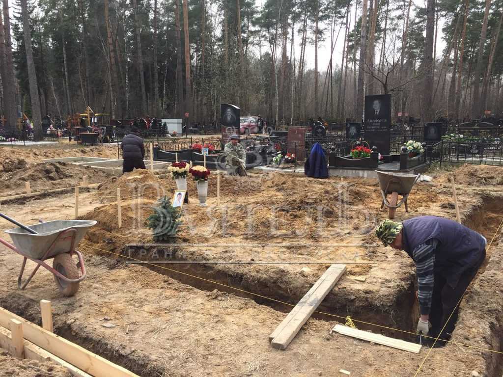 Монументальный надгробный комплекс с кованной крышей