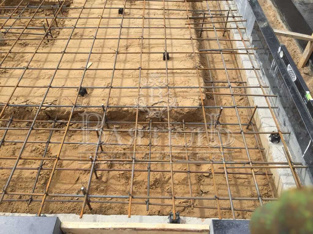 Монументальный надгробный комплекс с кованной крышей