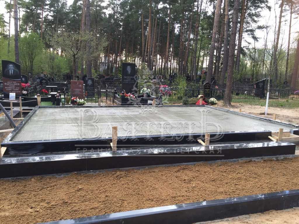 Монументальный надгробный комплекс с кованной крышей