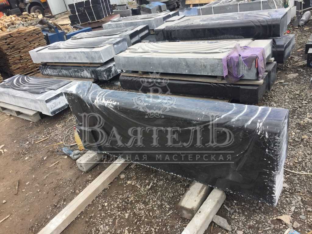 Монументальный надгробный комплекс с кованной крышей