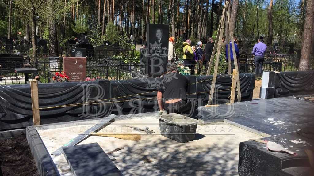 Монументальный надгробный комплекс с кованной крышей