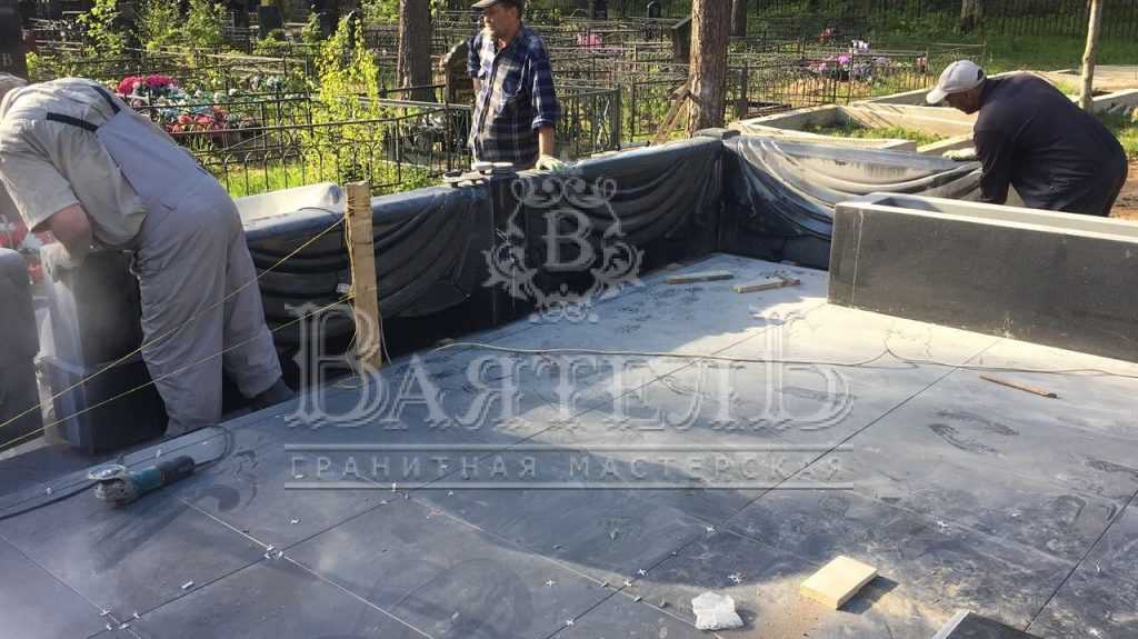 Монументальный надгробный комплекс с кованной крышей