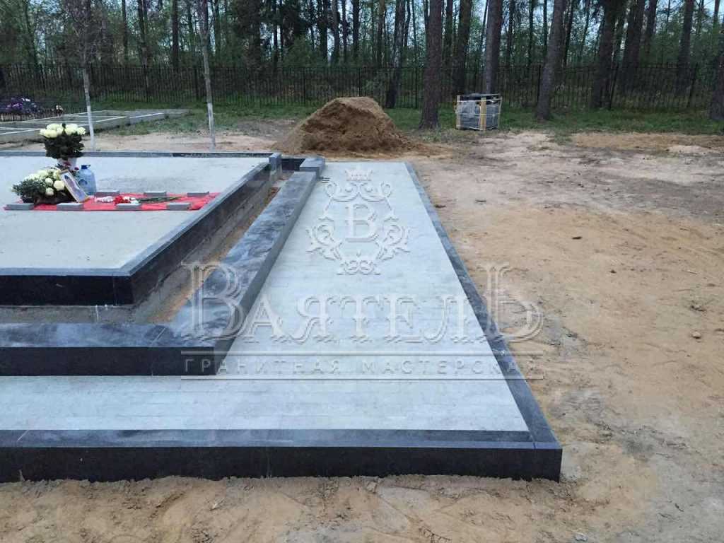 Монументальный надгробный комплекс с кованной крышей