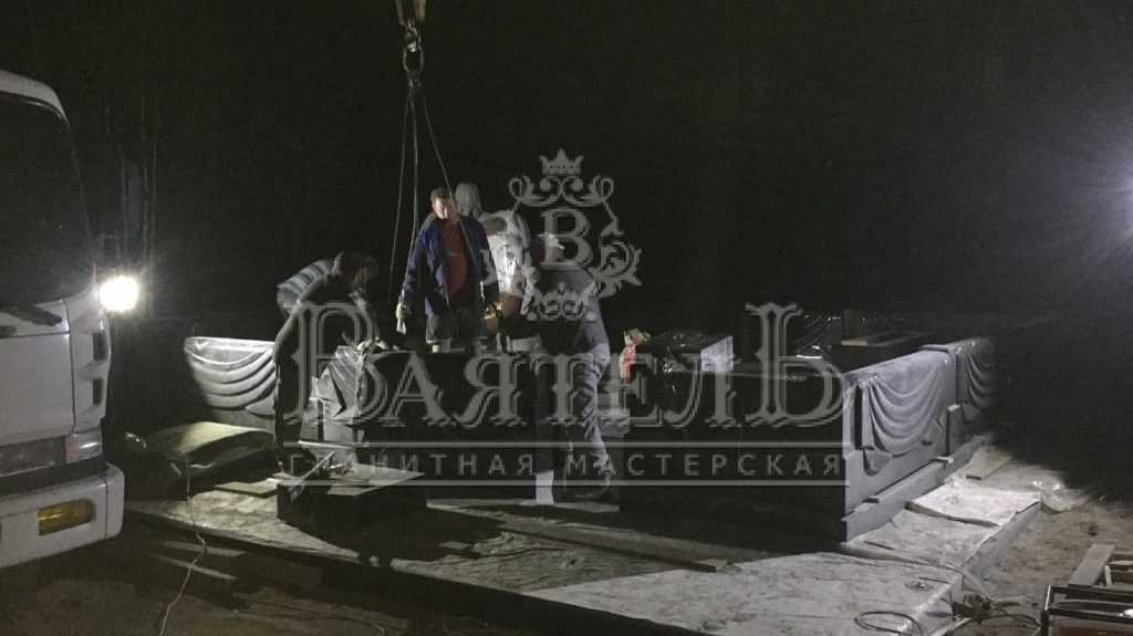 Монументальный надгробный комплекс с кованной крышей