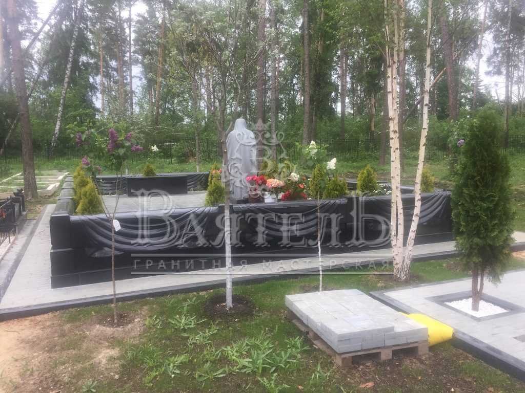 Монументальный надгробный комплекс с кованной крышей