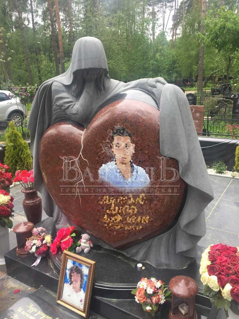 Монументальный надгробный комплекс с кованной крышей