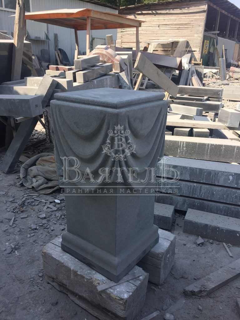 Монументальный надгробный комплекс с кованной крышей
