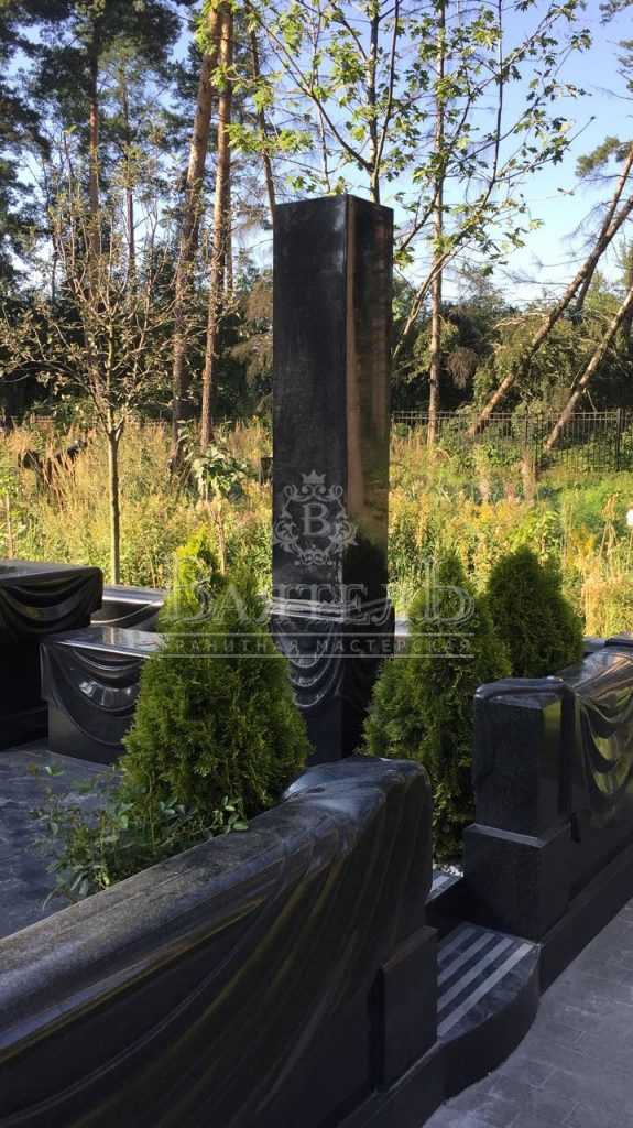 Монументальный надгробный комплекс с кованной крышей