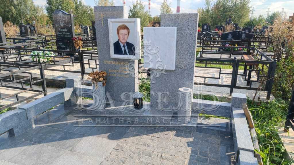 Надгробный комплекс из гранита Лисья Горка 8 Надгробный комплекс из гранита Лисья Горка