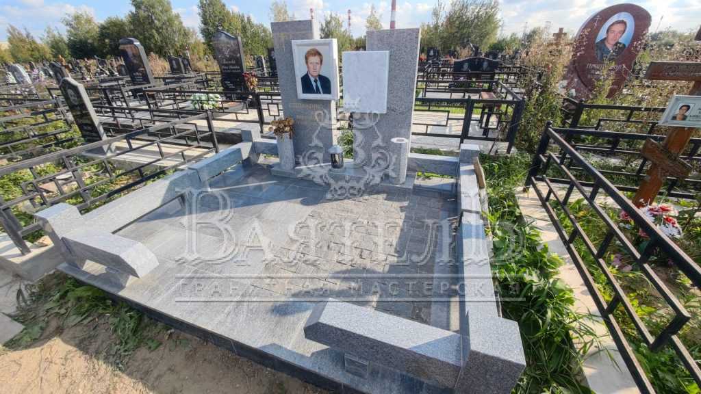 Надгробный комплекс из гранита Лисья Горка 7 Надгробный комплекс из гранита Лисья Горка