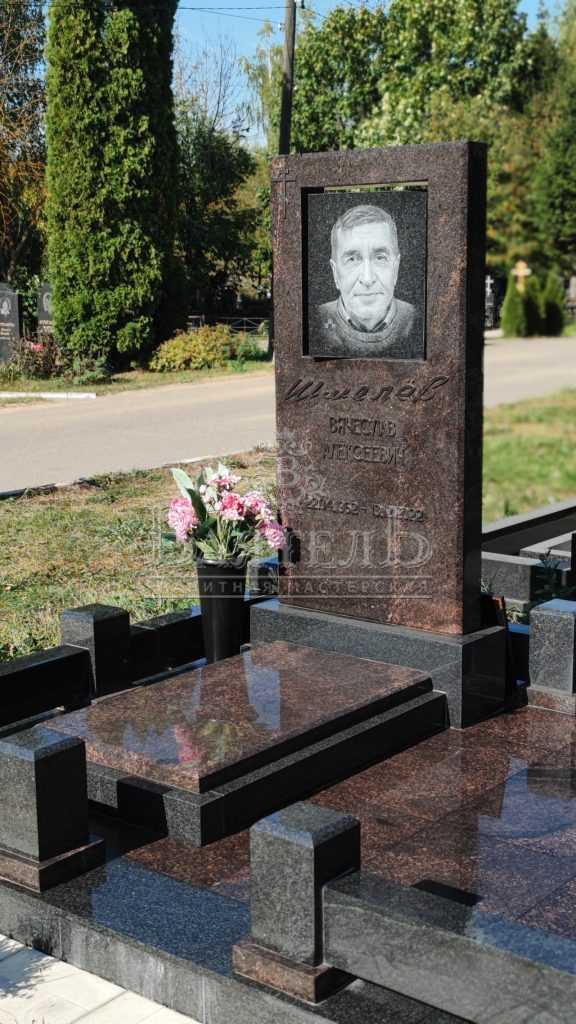 Надгробный комплекс из 2-х видов гранита
