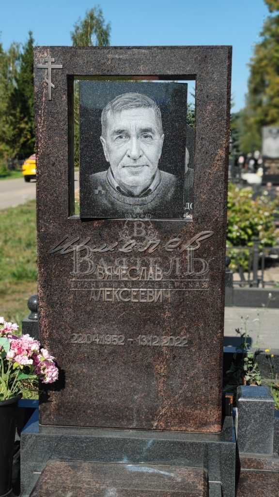 Надгробный комплекс из 2-х видов гранита