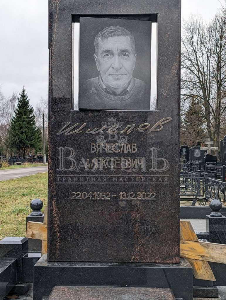 Надгробный комплекс из 2-х видов гранита