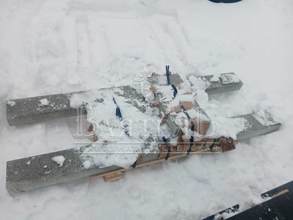 Мраморный памятник на маленьком участке