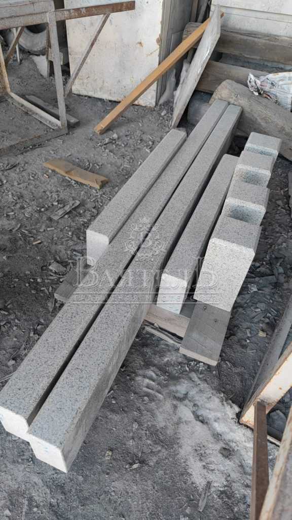 Мраморный памятник на маленьком участке