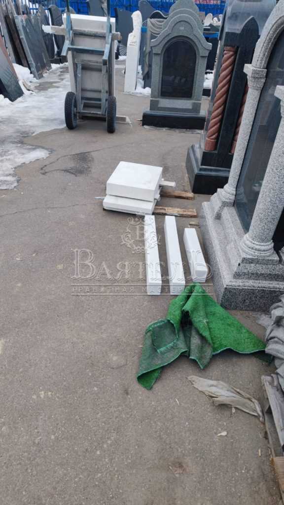 Мраморный памятник на маленьком участке