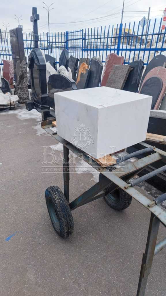 Мраморный памятник на маленьком участке