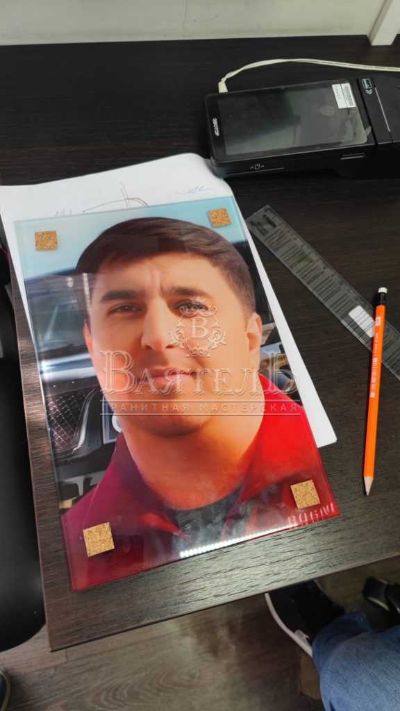 Надгробный комплекс с цветными стеклянными портретами