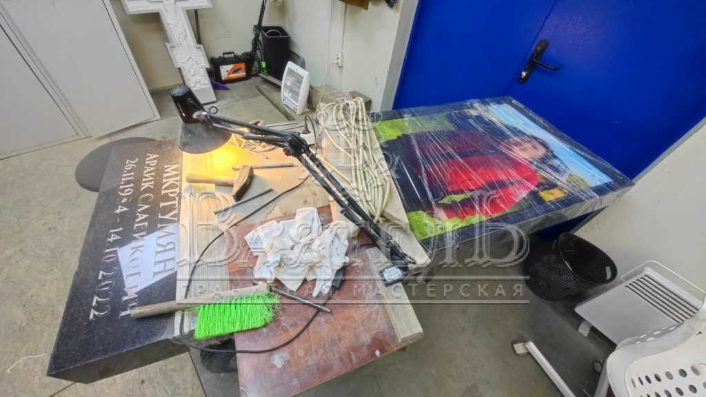 Надгробный комплекс с цветными стеклянными портретами