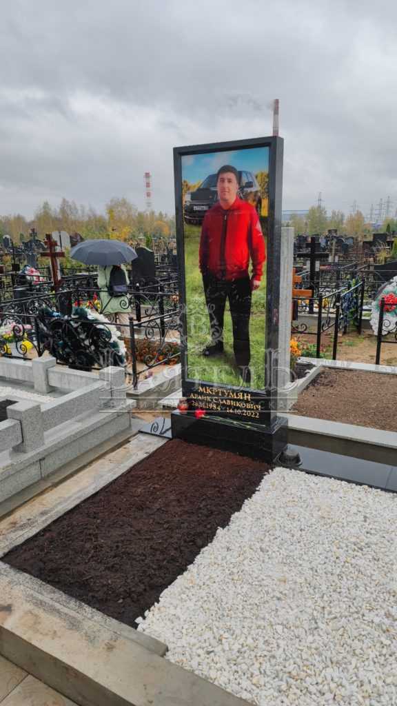 Надгробный комплекс с цветными стеклянными портретами