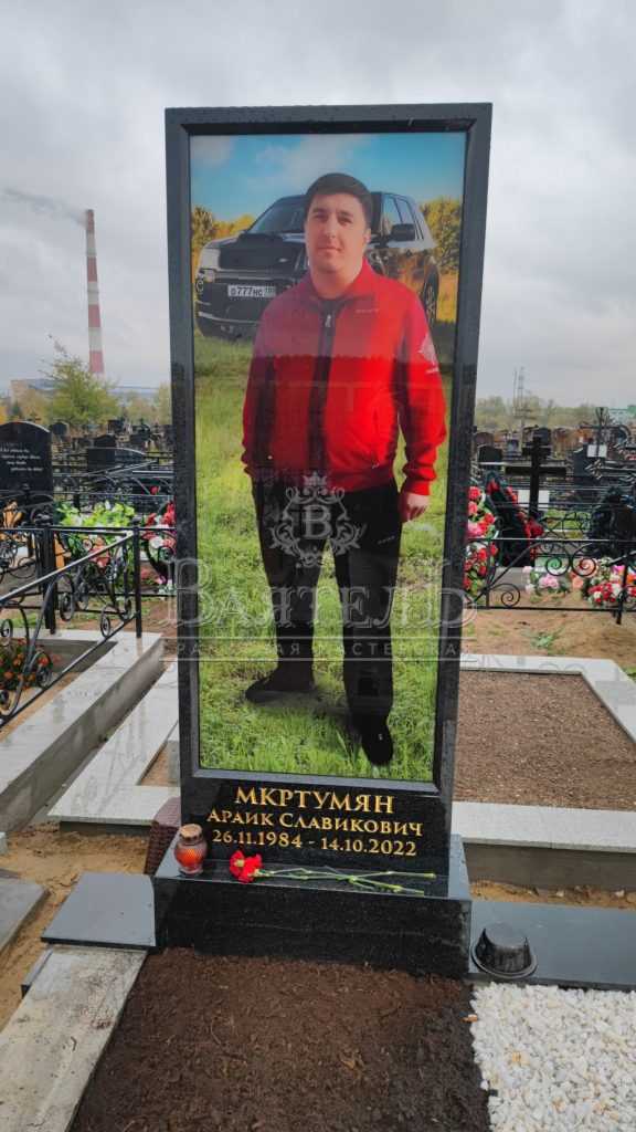 Надгробный комплекс с цветными стеклянными портретами