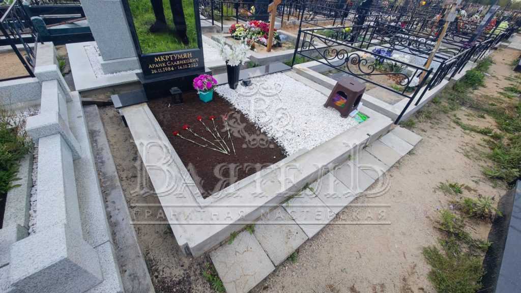 Надгробный комплекс с цветными стеклянными портретами