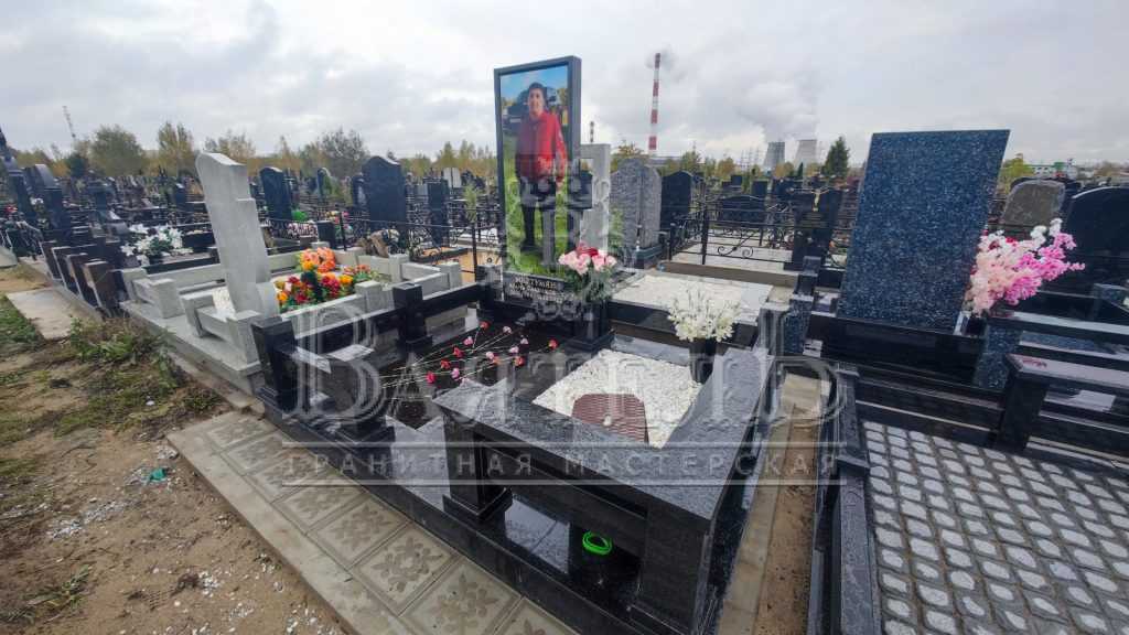 Надгробный комплекс с цветными стеклянными портретами