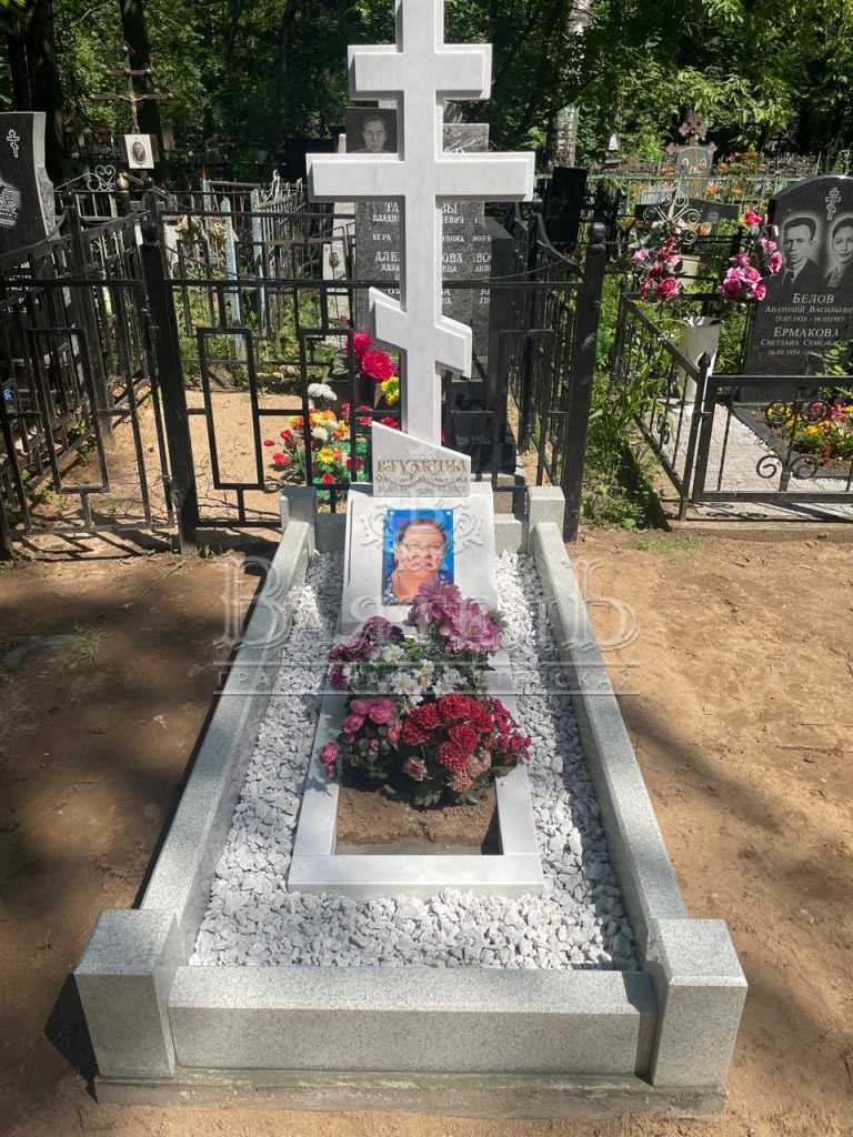 Мраморный памятник на маленьком участке