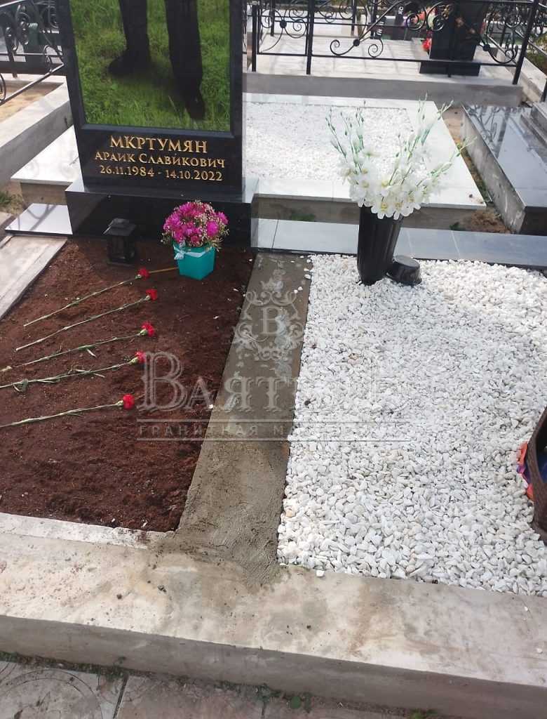 Надгробный комплекс с цветными стеклянными портретами