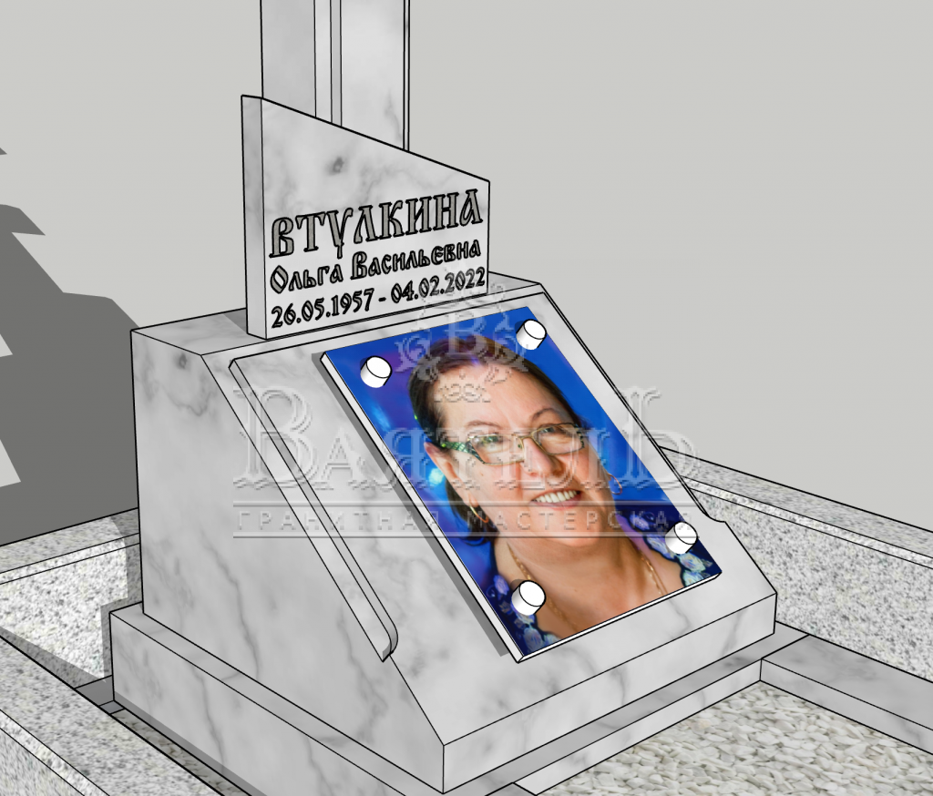 Мраморный памятник на маленьком участке