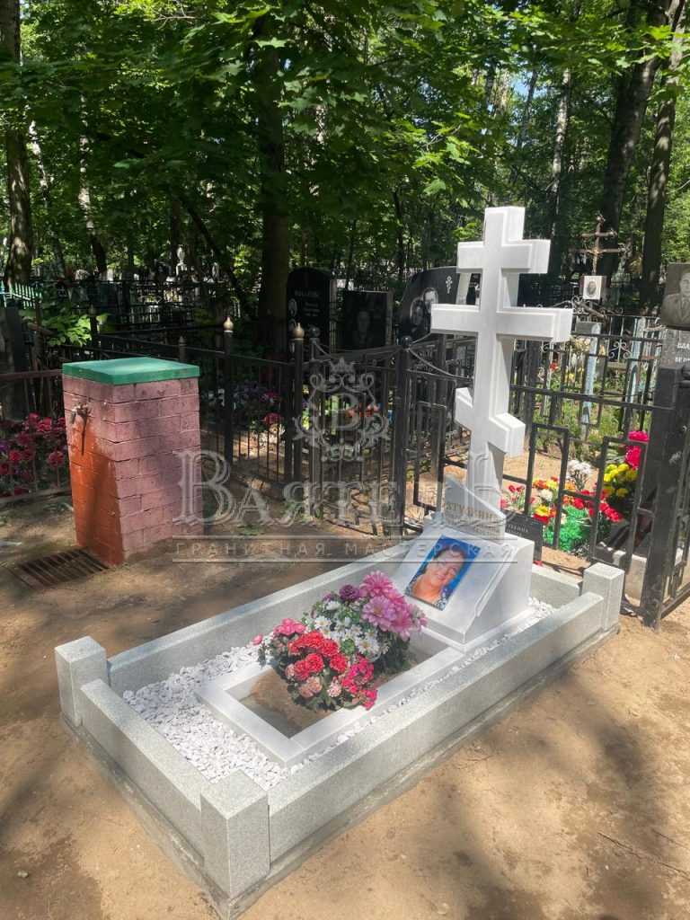 Мраморный памятник на маленьком участке