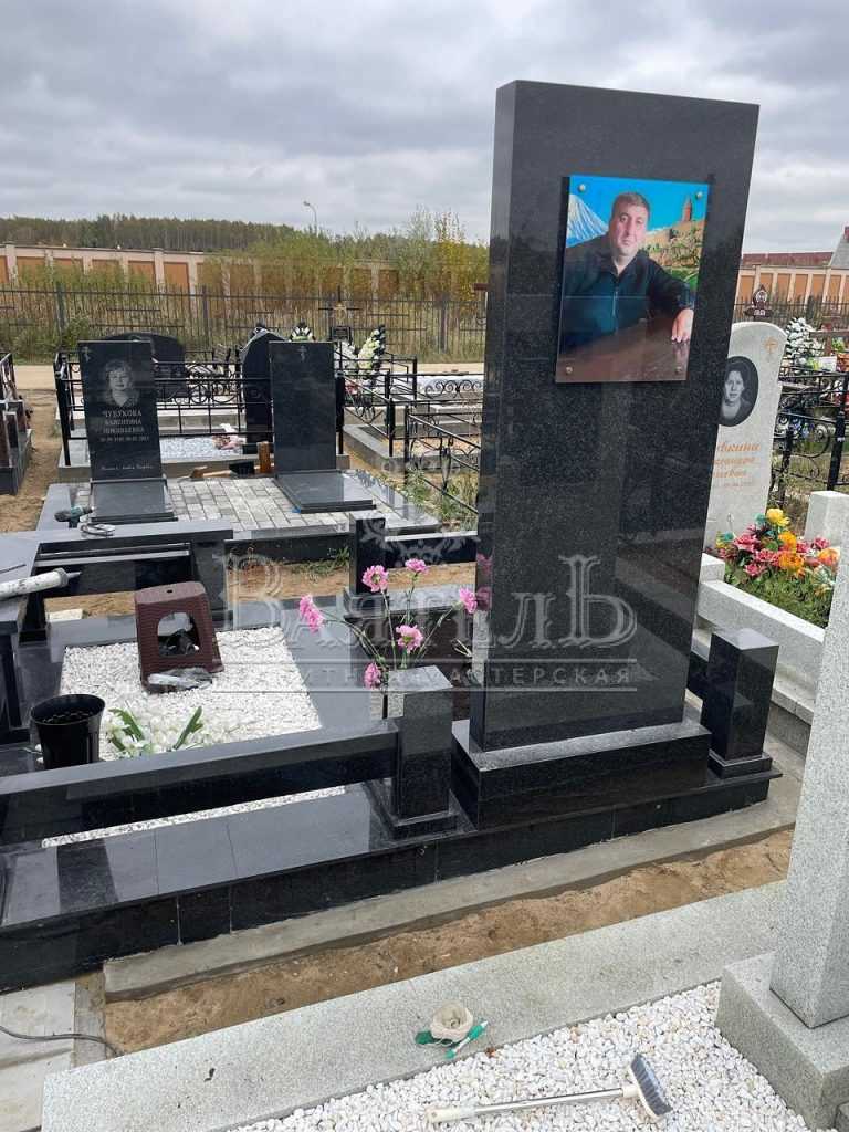 Надгробный комплекс с цветными стеклянными портретами