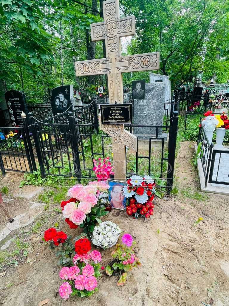 Мраморный памятник на маленьком участке